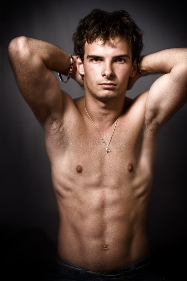 Hombre atlético con el abdomen muscular fino foto de archivo Hombre atlético con el abdomen muscular fino foto de archivo