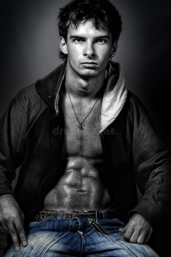 Hombre atractivo hermoso con el abdomen muscular imágenes de archivo libres de regalías Hombre atractivo hermoso con el abdomen muscular imágenes de archivo libres de regalías