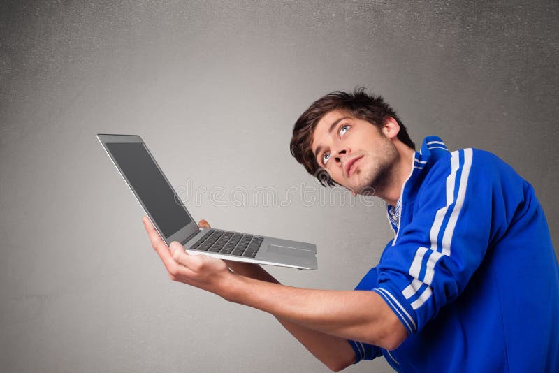 Hombre atractivo que sostiene el cuaderno moderno imagen de archivo Hombre atractivo que sostiene el cuaderno moderno imagen de archivo