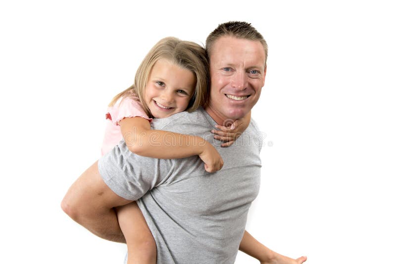 Hombre atractivo y feliz joven que lleva sus 7 años hermosos dulces de la hija en el suyo detrás en padre y su pequeño gir adorab imagen de archivo libre de regalías Hombre atractivo y feliz joven que lleva sus 7 años hermosos dulces de la hija en el suyo detrás en padre y su pequeño gir adorab imagen de archivo libre de regalías