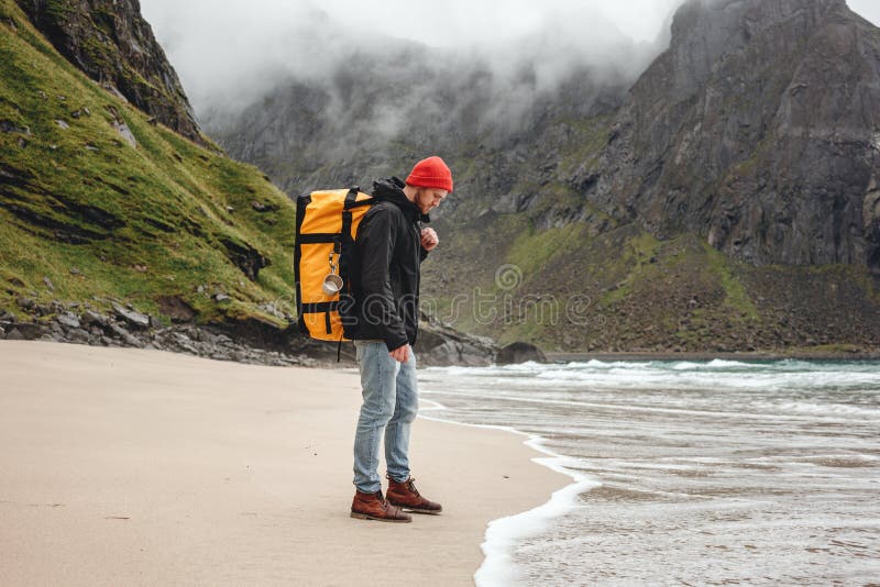 Hombre Aventurero Caminando Por La Playa Entre Montañas Nubladas Imagen de  archivo - Imagen de libertad, senderismo: 161615311