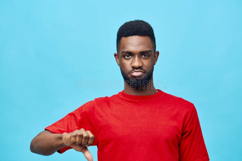Hombre azul americano fondo africano retrato moda rojo afro americano hombre negro fotos de archivo