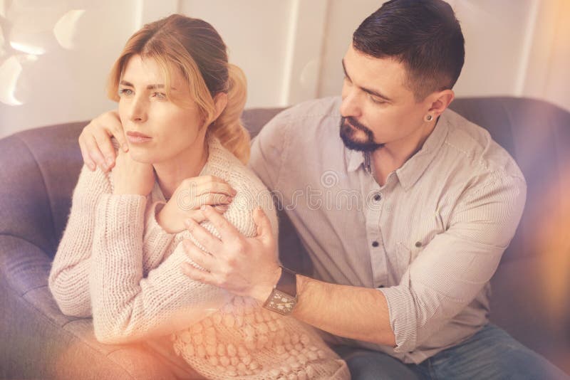 Hombre barbudo agradable que se sienta con su esposa foto de archivo Hombre barbudo agradable que se sienta con su esposa foto de archivo