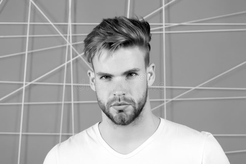 Hombre barbudo con el pelo rubio y el corte de pelo Machista con la barba en cara sin afeitar Individuo hermoso con la cara joven fotos de archivo libres de regalías Hombre barbudo con el pelo rubio y el corte de pelo Machista con la barba en cara sin afeitar Individuo hermoso con la cara joven fotos de archivo libres de regalías