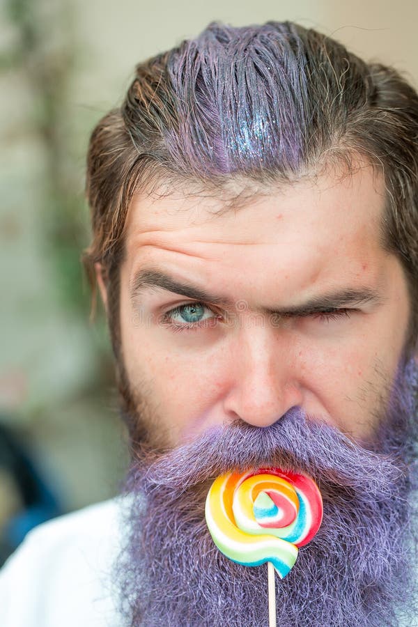 Hombre barbudo con la barba y la piruleta azules imágenes de archivo libres de regalías
