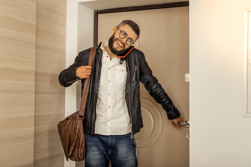 Hombre barbudo de pelo corto alto atractivo de la sonrisa de la generación Y imagen de archivo libre de regalías Hombre barbudo de pelo corto alto atractivo de la sonrisa de la generación Y imagen de archivo libre de regalías