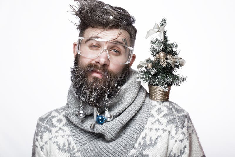 Hombre barbudo divertido en una imagen del ` s del Año Nuevo con nieve y decoraciones en su barba Banquete de la Navidad