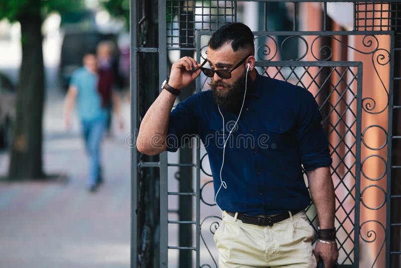 Hombre barbudo que se coloca y que escucha la música fotografía de archivo libre de regalías Hombre barbudo que se coloca y que escucha la música fotografía de archivo libre de regalías