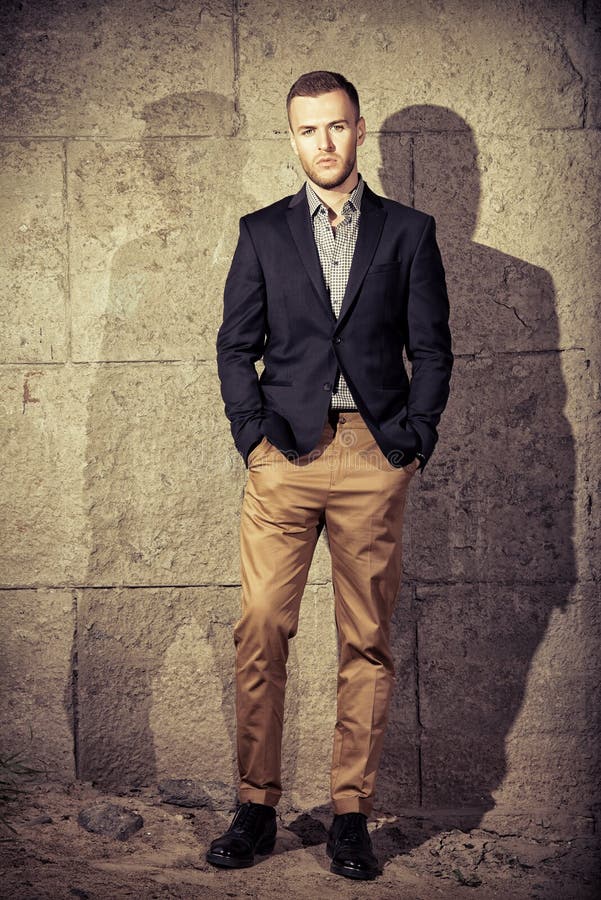 Hombre bien vestido foto de archivo. Imagen de moderno - 75721402 Hombre bien vestido foto de archivo. Imagen de moderno - 75721402
