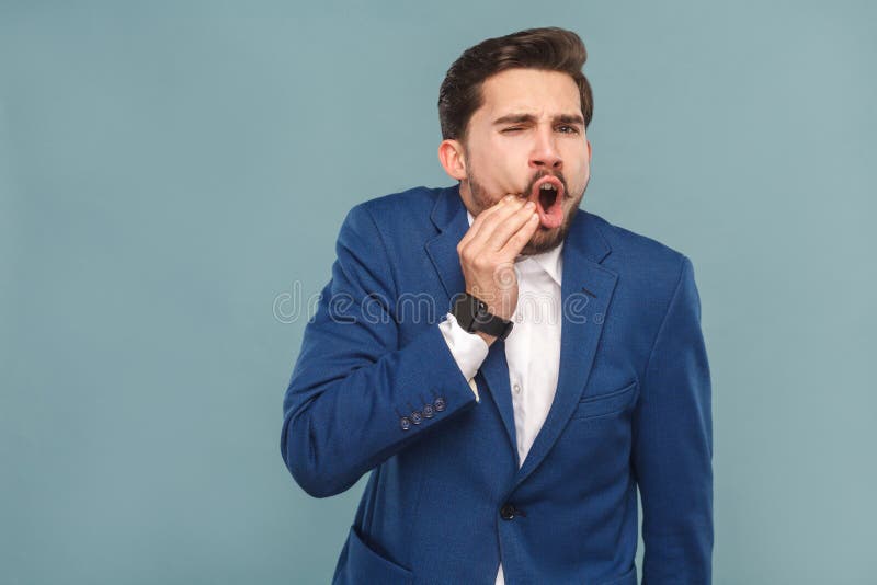 Hombre bien vestido con dolor en dientes fotografía de archivo libre de regalías Hombre bien vestido con dolor en dientes fotografía de archivo libre de regalías