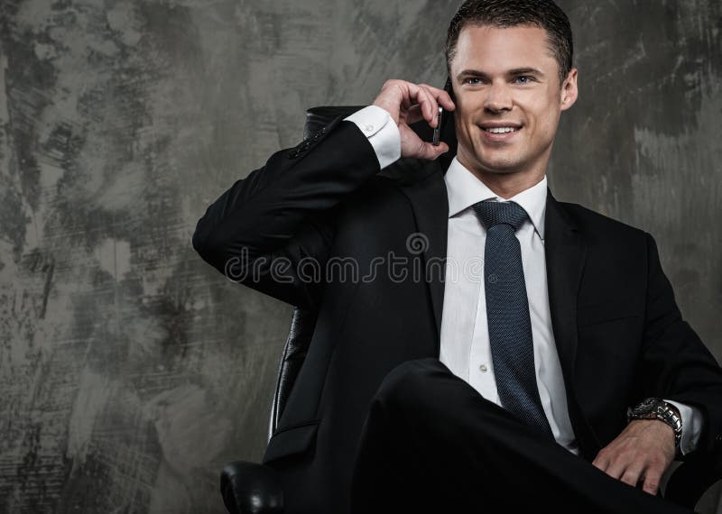 1,000 Hombre Bien Vestido En Traje Negro Fotos de stock - Fotos libres de regalías de Dreamstime 1,000 Hombre Bien Vestido En Traje Negro Fotos de stock - Fotos libres de regalías de Dreamstime