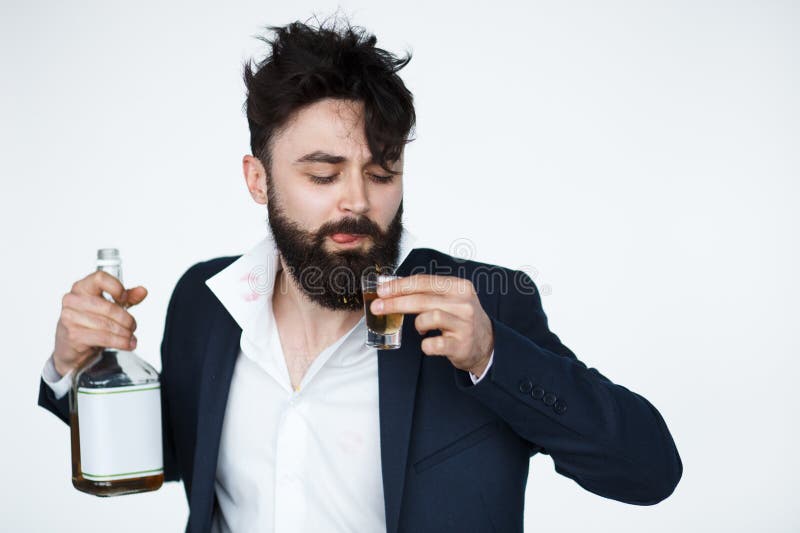 Hombre borracho que bebe un vidrio de la bebida alcohólica fotografía de archivo libre de regalías Hombre borracho que bebe un vidrio de la bebida alcohólica fotografía de archivo libre de regalías