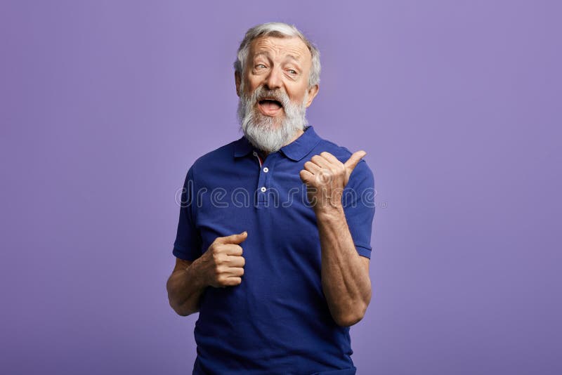 Hombre bueno amistoso divertido que manosea con los dedos al lado fotos de archivo Hombre bueno amistoso divertido que manosea con los dedos al lado fotos de archivo