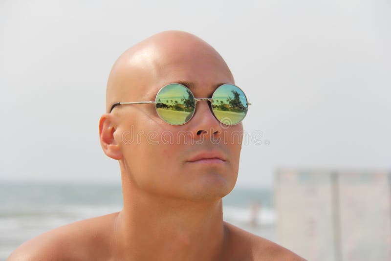Hombre Calvo En Gafas De Sol Del Espejo Un Hombre Bronceado Hermoso En Vacatio Foto de archivo - Imagen de pérdida: 133589922
