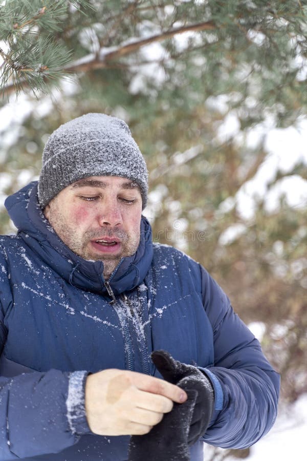Hombre Caucásico Congelado Con Sobre Pestañas Se Pone En Guantes Foto archivo - Imagen activo, congelado: 224010148
