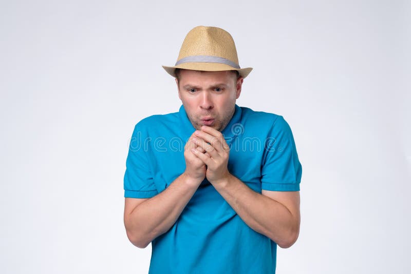 Hombre caucásico hermoso que congela estando frío y enfermo imágenes de archivo libres de regalías Hombre caucásico hermoso que congela estando frío y enfermo imágenes de archivo libres de regalías
