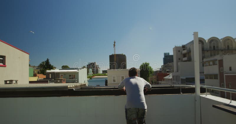 Hombre caucásico practicando parkour metrajes