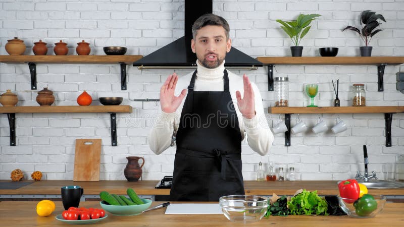 Hombre Chef En Delantal Negro En Casa Cocina Pone Pimienta Roja En