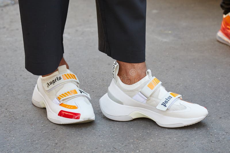 Hombre Con ángeles De Palma Blancos Zapatillas Tenis Antes Que Les Espectáculo De Moda Milán Semana Estilo Calle Imagen editorial - Imagen de italia, pantalones: 194262834