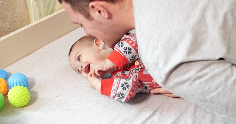 Hombre con bebé. joven jugando con un bebé. concepto de papá feliz metrajes