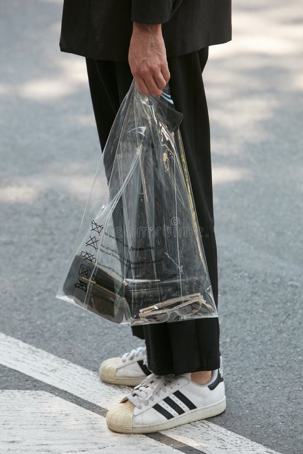 Hombre Con Bolsa De Transparente Pantalones Negros Y Chaqueta Y Zapatos De Antes Del Desfile De Moda De Giorgio Ar Foto de editorial - Imagen de semana, pantalones: 194547848
