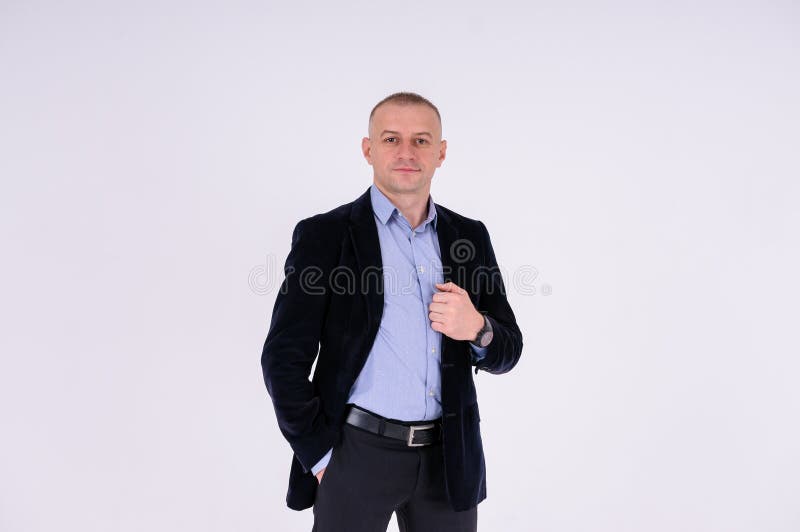 Hombre Con Camisa Azul Pantalón Negro Y Chaqueta Azul Sobre Fondo Blanco Foto de archivo - Imagen de correa,