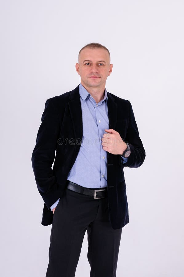 Hombre Con Camisa Azul Negro Y Chaqueta Azul Sobre Fondo Blanco Foto de archivo - costoso, americano: 217234310