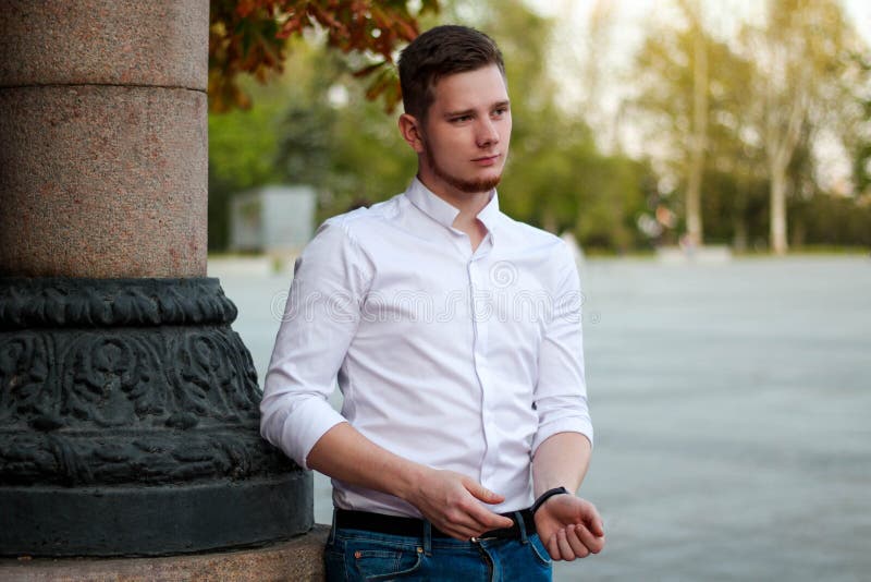 Hombre Con Camisa Blanca Y Chaqueta Negra Foto de archivo - Imagen de  persona, estilo: 161337082