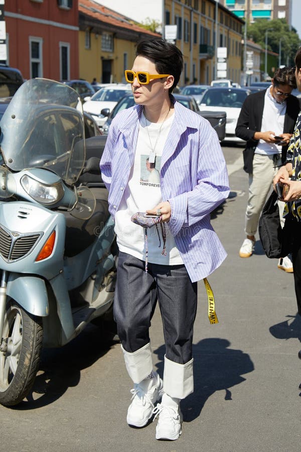 Hombre Con Camisas De Caballería Y Pantalones Naranjas Antes De Prada  Espectáculo De Moda Milán Semana Estilo Calle En Junio Imagen de archivo  editorial - Imagen de pantalones, semana: 194550539