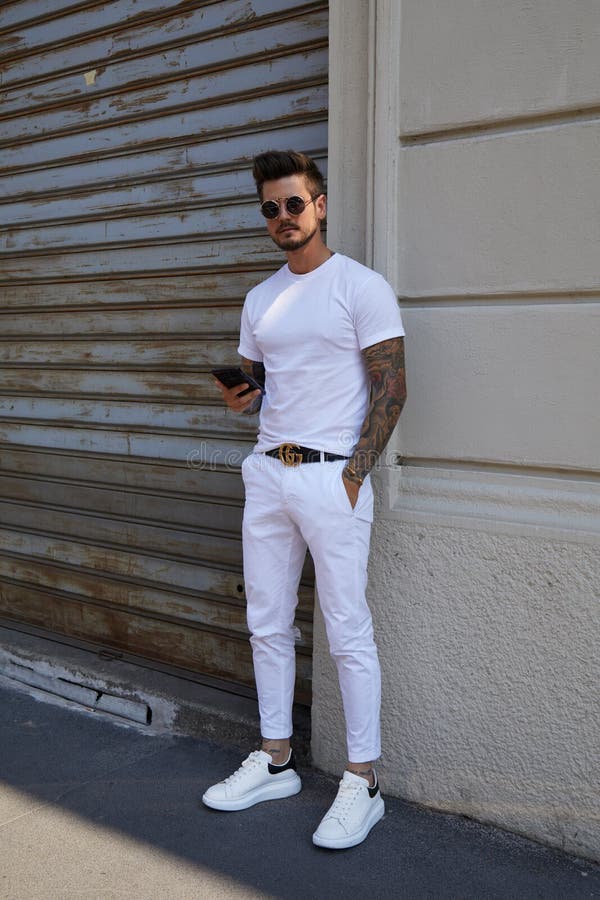 Hombre Con Camiseta De Pantalones Blancos Y Cinturón Gucci Antes Del  Desfile De Modas De Isabel Benenato Milán Semana De La Moda C Imagen de  archivo editorial - Imagen de calle, milano: