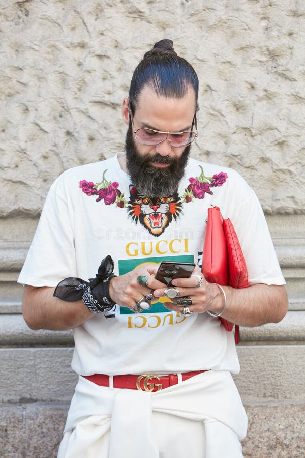 Hombre Con Camiseta Gucci Blanca Y Bolsa Roja Revisando Smartphone Antes De Feria De Moda De Salvatore Ferragamo Fotografía editorial - Imagen de equipo, gato: 194568412