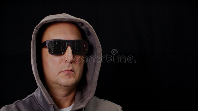 Hombre con capucha y gafas con matriz digital de lluvia