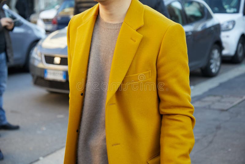 Hombre Con Chaqueta Y Suéter Lana Beige Antes Desfile De Moda De Negro Diesel Milán Semana De La Moda Imagen de archivo editorial - Imagen de enero, amarillo: