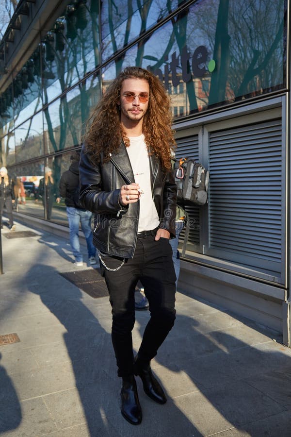 Con Chaqueta De Cuero Negro Y Pelo Largo Antes Del Espectáculo De Moda Emporio Armani Milan De La Moda Imagen - Imagen de sunlight, hombre: 194562570