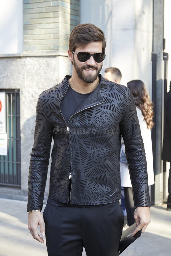 Hombre Con Chaqueta De Cuero Y Gafas De Sol Antes De Emporio Armani Show De Moda Milan Semana Estilo De Calle Foto - Imagen de sunglasses: 194562616