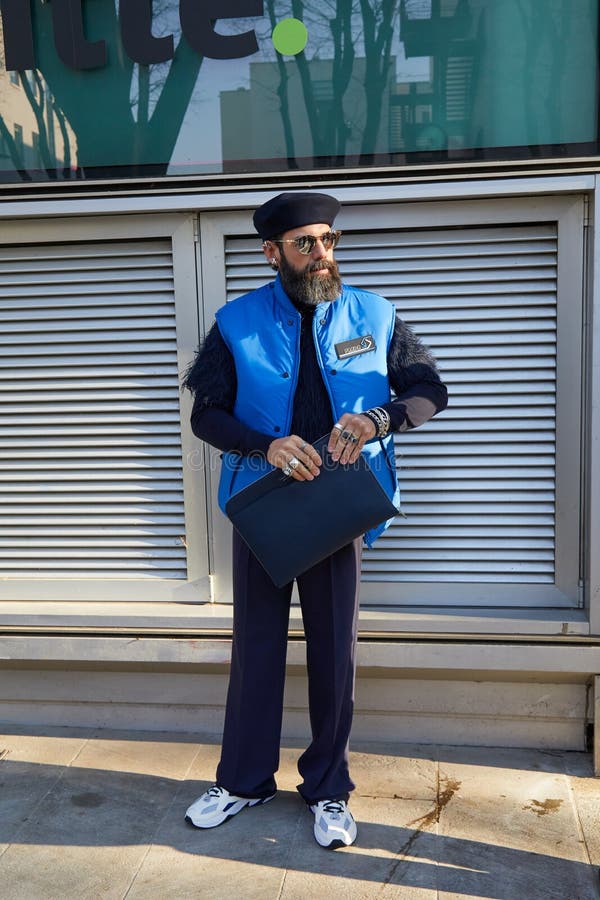 Hombre Con Chaqueta De Prada Azul Y Pantalones Negros Antes Del Espectáculo  De Moda Emporio Armani Moda Milan Fotografía editorial - Imagen de  pantalones, manera: 194034292