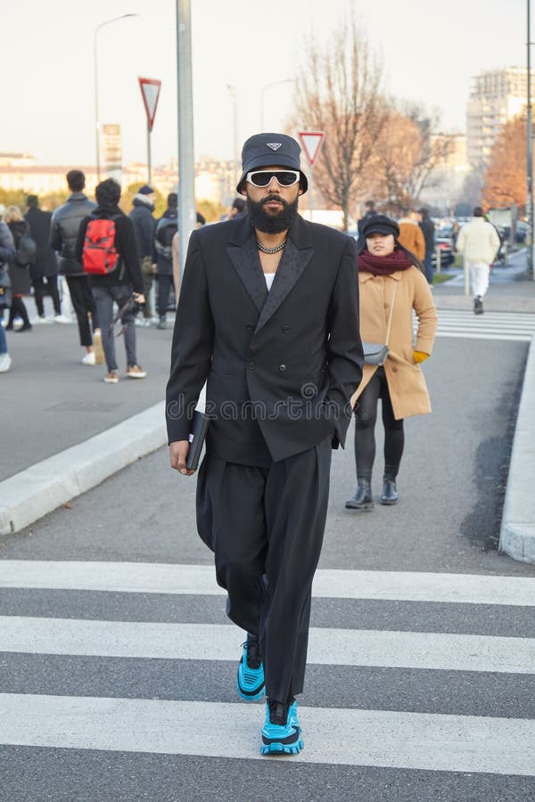 Hombre Con Mochila Azul Y Negra De Louis Vuitton Antes Del Fendi Show De  Moda Milan Semana Estilo Calle Foto editorial - Imagen de negro, exterior:  194561851