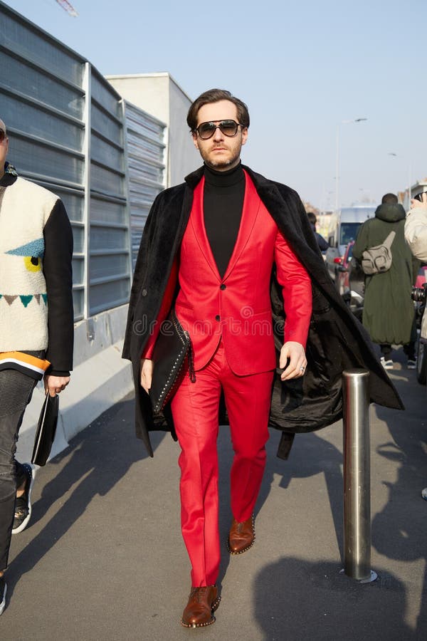 Hombre Con Chaqueta Y Pantalones Rojos Y Abrigo Negro Antes De Salir Al Cuadrado De La Calle De La Semana De La Moda Milán Imagen de editorial - Imagen de barba,