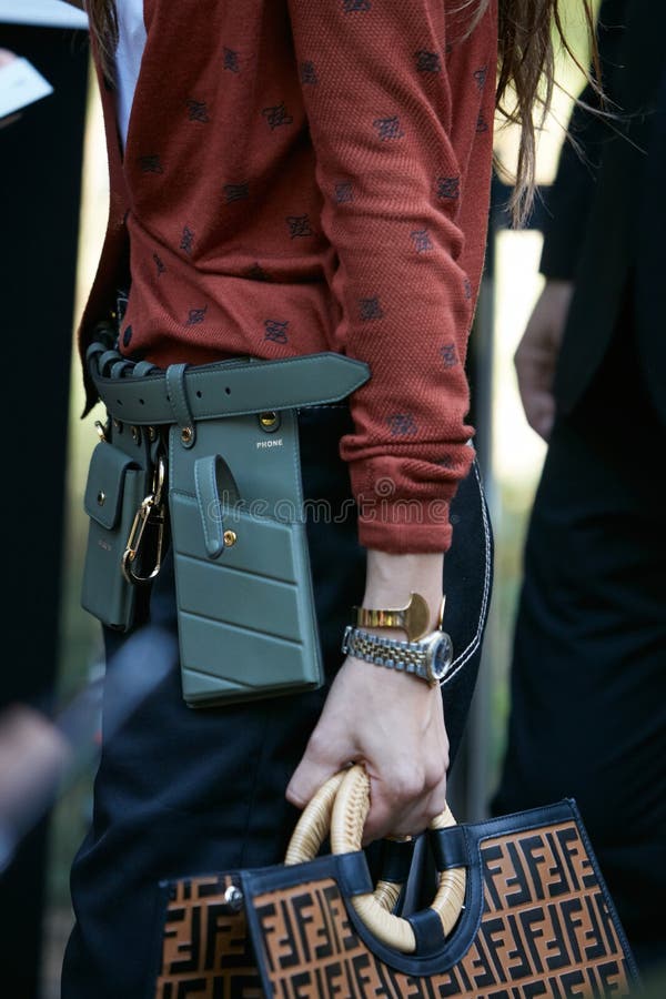 idioma Ingenieria Acostumbrarse a Hombre Con Cinturón De Cuero Verde Fendi Con Bolsillos Y Bolsos Antes De La  Semana De Moda Fendi Imagen editorial - Imagen de verde, pulsera: 194262515