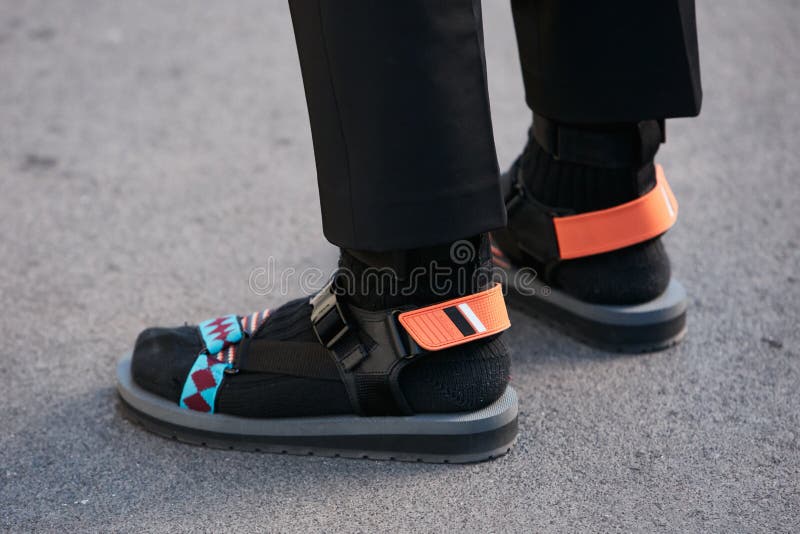 Hombre Con Coloridas Sandalias De Prada Antes Del 21 De Enero De 2017 Espectáculo De Moda Milan Semana Estilo Calle Imagen editorial - Imagen de milano, calcetines: 195186810 Hombre Con Coloridas Sandalias De Prada Antes Del 21 De Enero De 2017 Espectáculo De Moda Milan Semana Estilo Calle Imagen editorial - Imagen de milano, calcetines: 195186810