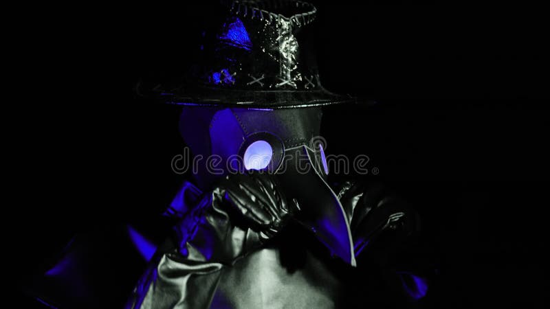 La máscara de la peste del doctor aislada en negro