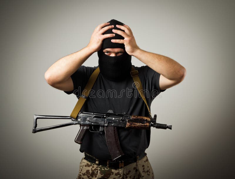 Hombre con el arma fotografía de archivo libre de regalías Hombre con el arma fotografía de archivo libre de regalías