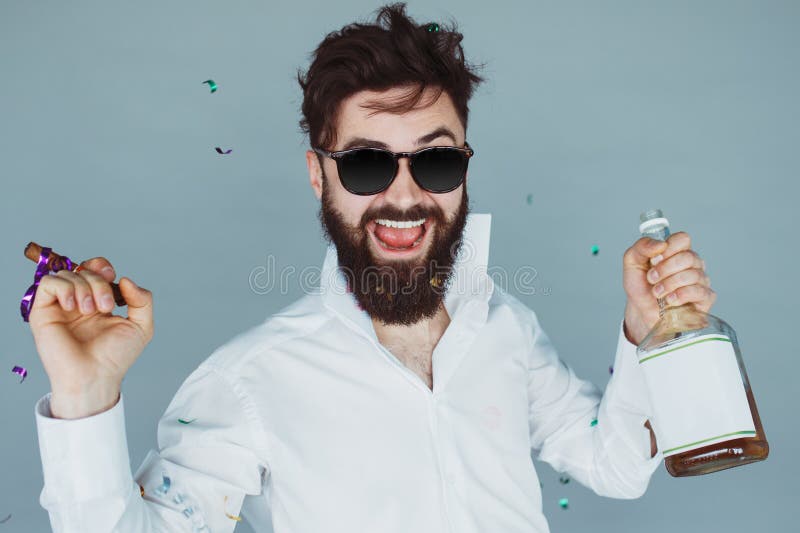 Hombre con el cigarro que va de fiesta en estudio imagen de archivo libre de regalías Hombre con el cigarro que va de fiesta en estudio imagen de archivo libre de regalías