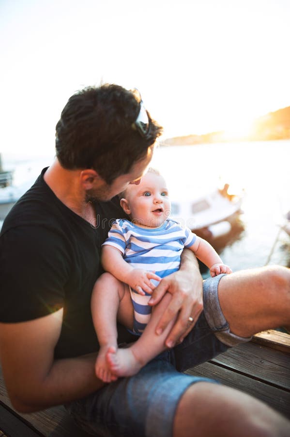 Hombre con el hijo del bebé que disfruta de su tiempo en la playa imagenes de archivo Hombre con el hijo del bebé que disfruta de su tiempo en la playa imagenes de archivo