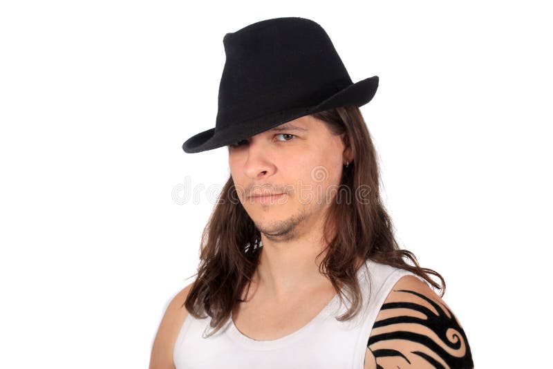 Hombre Con El Sombrero De Ala Que Serio Imagen de archivo - Imagen de rockero,