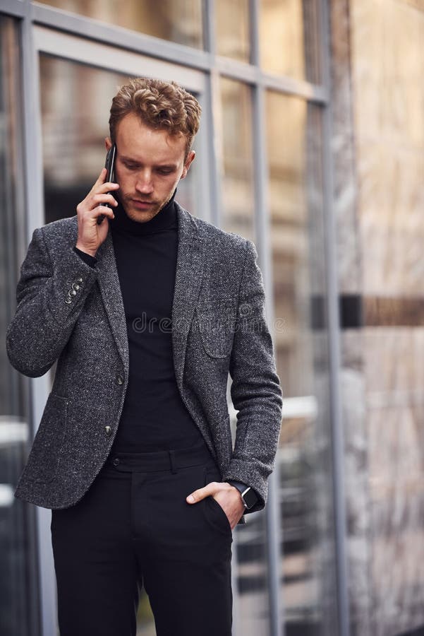 Hombre Con Elegante Ropa Formal Afuera Contra Edificio Moderno Hablando Por Teléfono Imagen de archivo - Imagen de persona, confianza: 199658463 Hombre Con Elegante Ropa Formal Afuera Contra Edificio Moderno Hablando Por Teléfono Imagen de archivo - Imagen de persona, confianza: 199658463