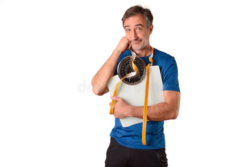 Hombre con escala de pesaje y fondo aislado blanco de cinta de medida imagenes de archivo
