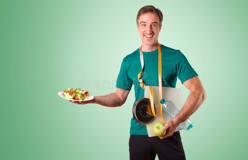 Hombre con escala y comida saludable con fondo verde foto de archivo