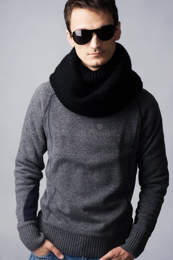 Un Hombre Hermoso De Pelo Oscuro Con Gafas De Sol Y Chaqueta De Jeans  Imagen de archivo - Imagen de manera, modelo: 220538837