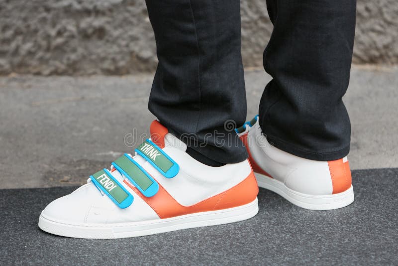 Hombre Con Fendi Zapatillas Blancas Naranja Y Verde Antes Del Show De Moda  Giorgio Armani Milan Semana De La Moda Calle Imagen de archivo editorial -  Imagen de semana, lujo: 194561664